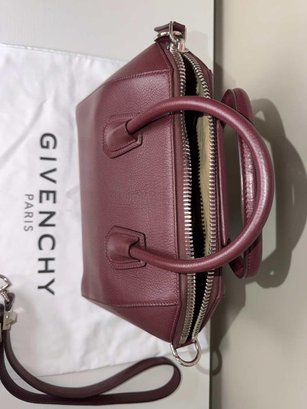 Authentic Givenchy Antigona small Sugar Satchel with Detachable Strap - Picture 8 of 13